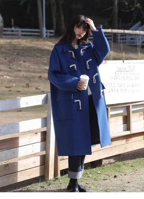 蓝色长款休闲外套应该怎么搭配