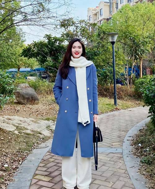 蓝色长款休闲外套应该怎么搭配