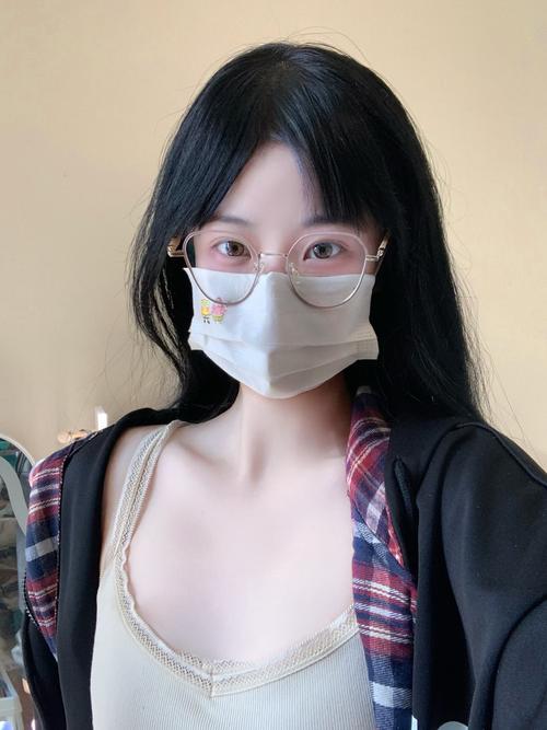 卫衣外套里面怎么搭配