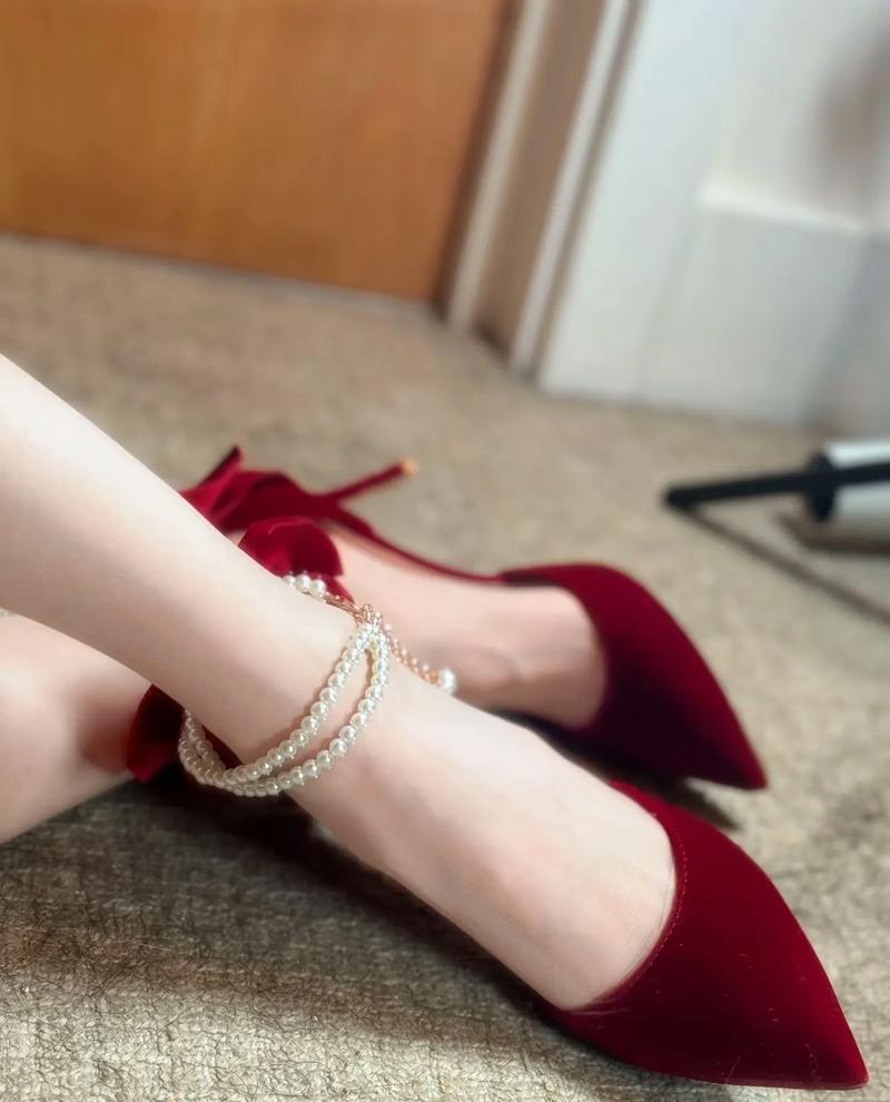 酒红色细高跟皮鞋怎么搭配衣服