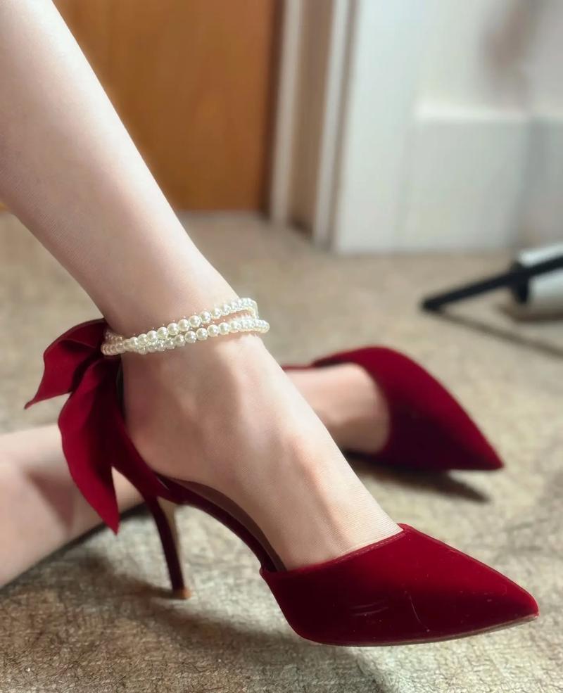 酒红色细高跟皮鞋怎么搭配衣服