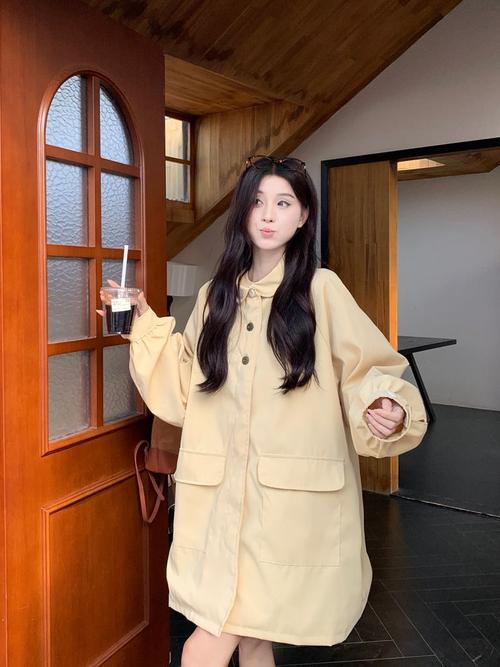 风衣橘黄色怎么搭配