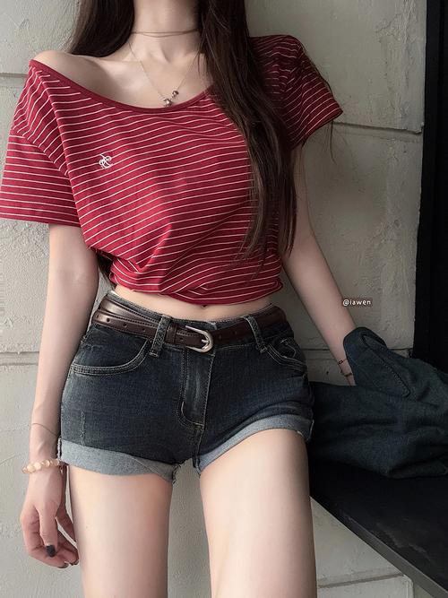 红白条纹短袖怎么搭配