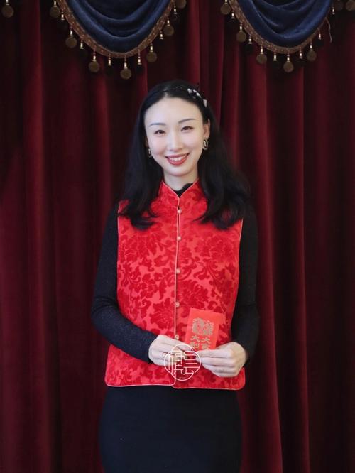 小装大红褂子怎么搭配