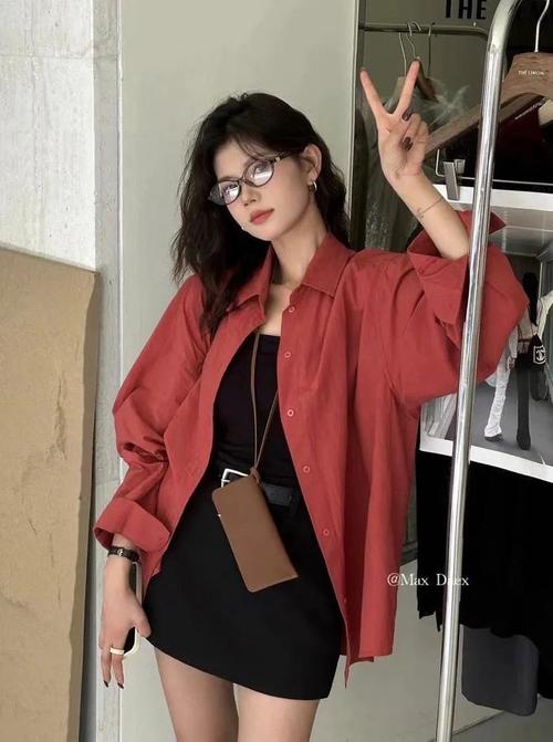 女士酒红色衬衣怎么样搭配