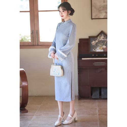 蓝色翻领麂皮绒衣服怎么搭配