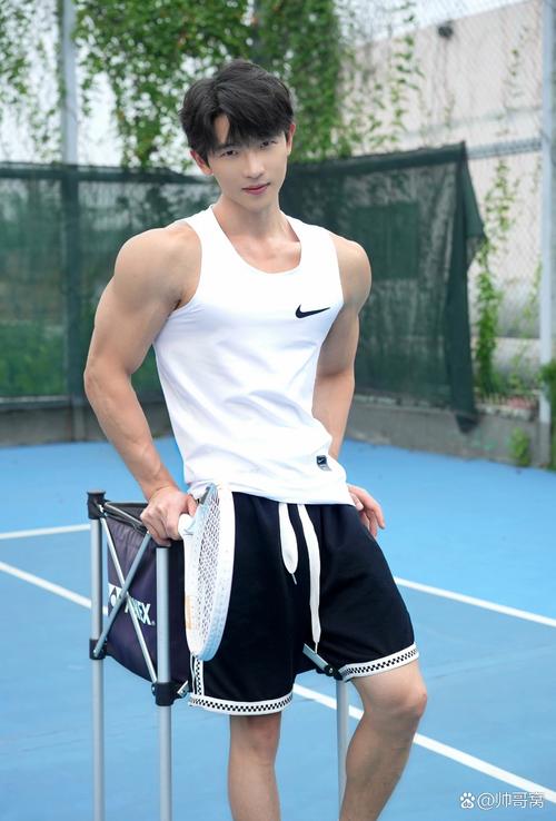 皮肤白的男生怎么搭配