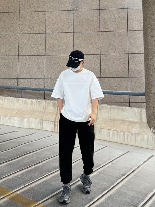 皮肤白的男生怎么搭配