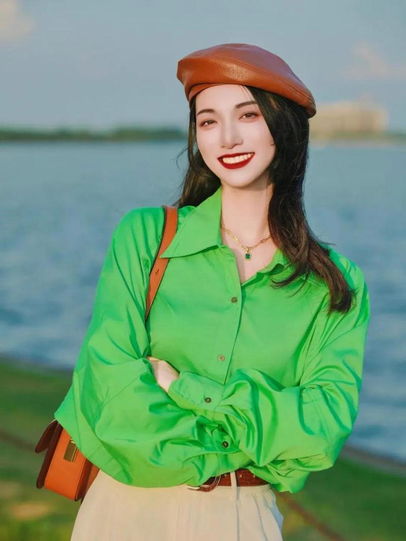 翠绿色衣服怎么搭配