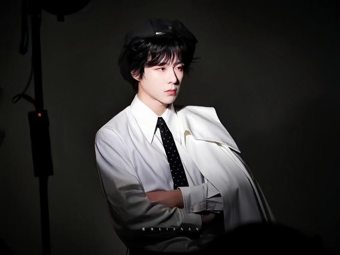 白色衬衫配什么领带