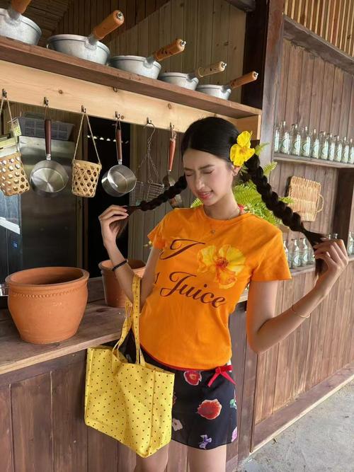 橙色体恤怎么搭配