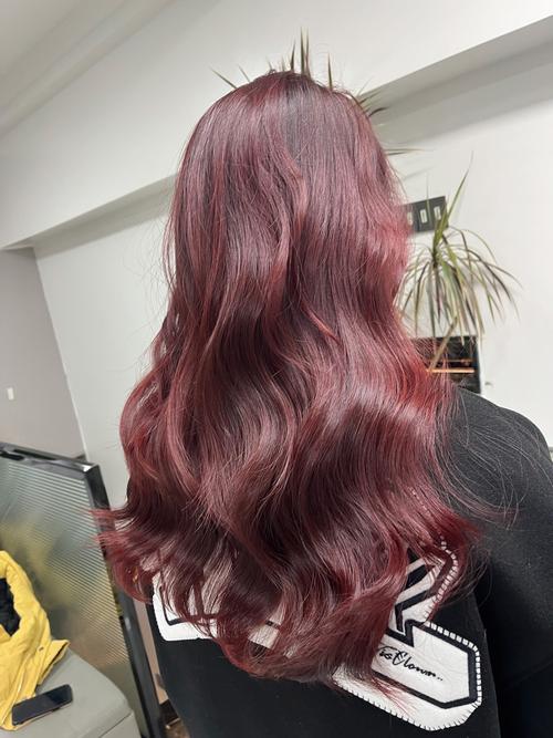 卷发适合染什么颜色