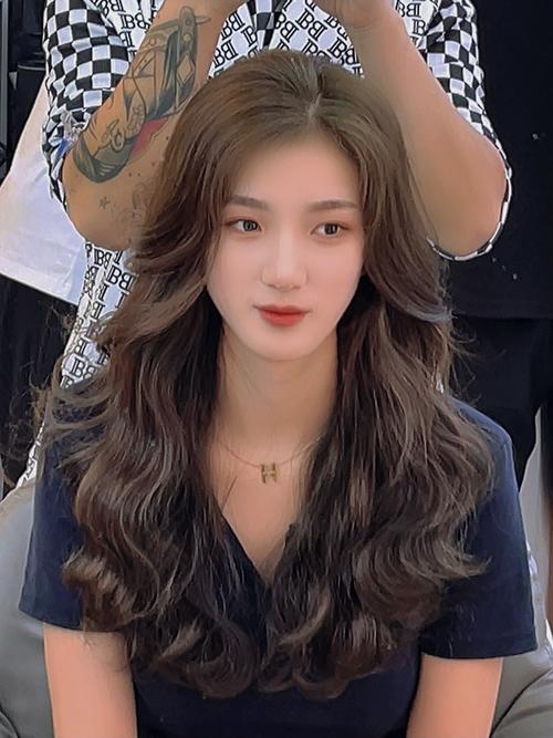 卷发适合染什么颜色