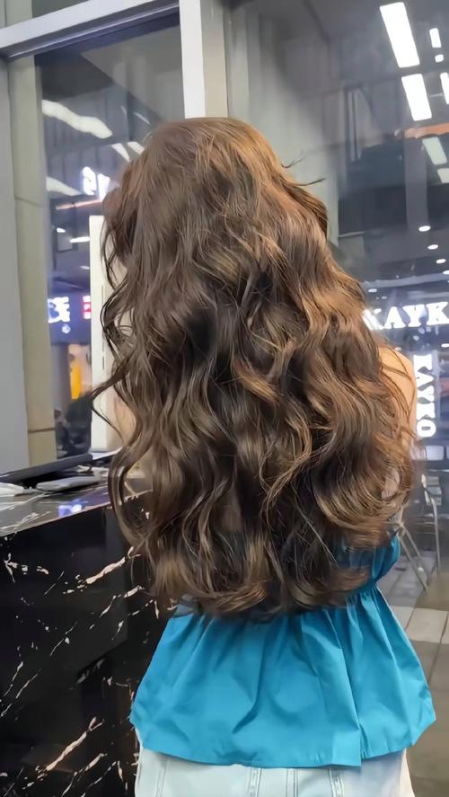 卷发适合染什么颜色