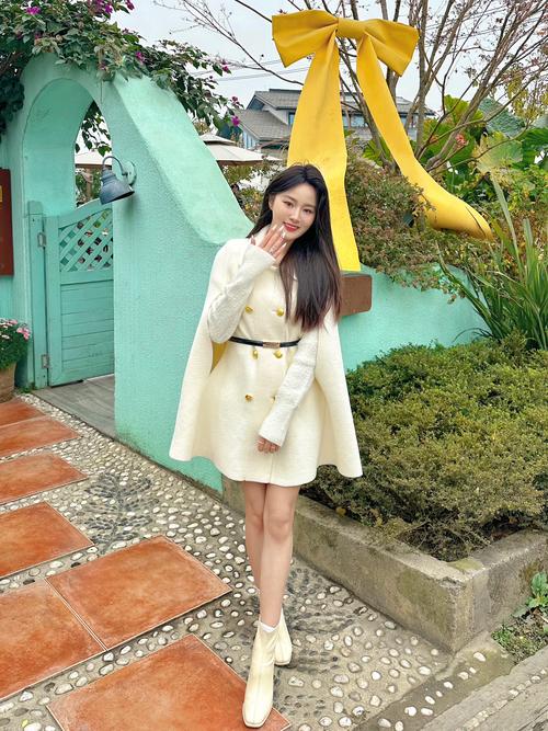 橘色短款斗篷怎么搭配