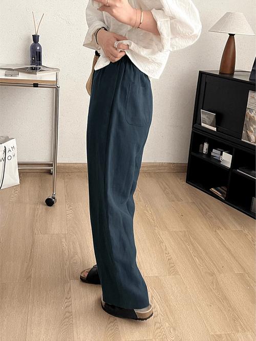 休闲麻布直筒裤应该怎么搭配上衣