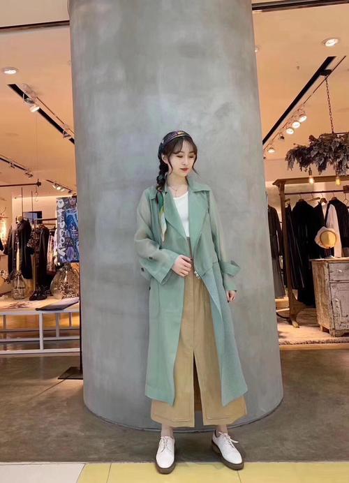 薄荷绿风衣怎么搭配
