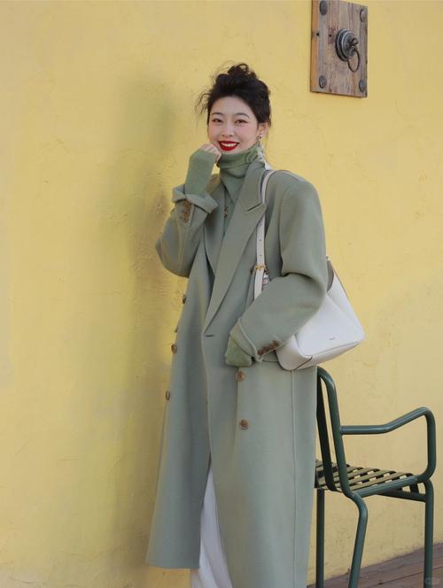 薄荷绿风衣怎么搭配