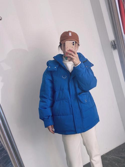 冰蓝色羽绒服怎么搭配