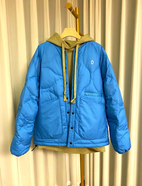 冰蓝色羽绒服怎么搭配