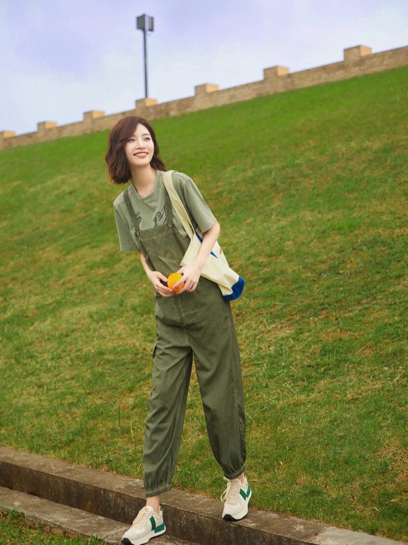 墨绿色裤子配什么上衣