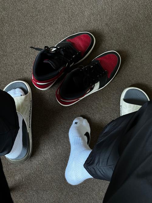 黑红的鞋子搭配白色裤子怎么样