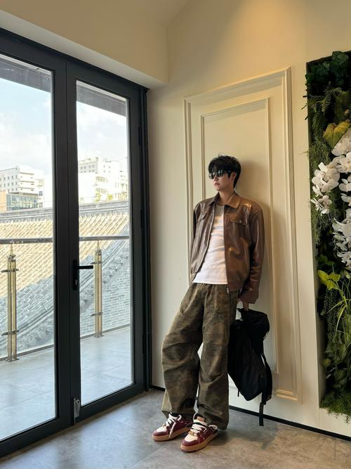 黑红的鞋子搭配白色裤子怎么样