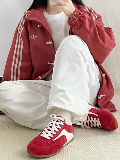 黑红的鞋子搭配白色裤子怎么样