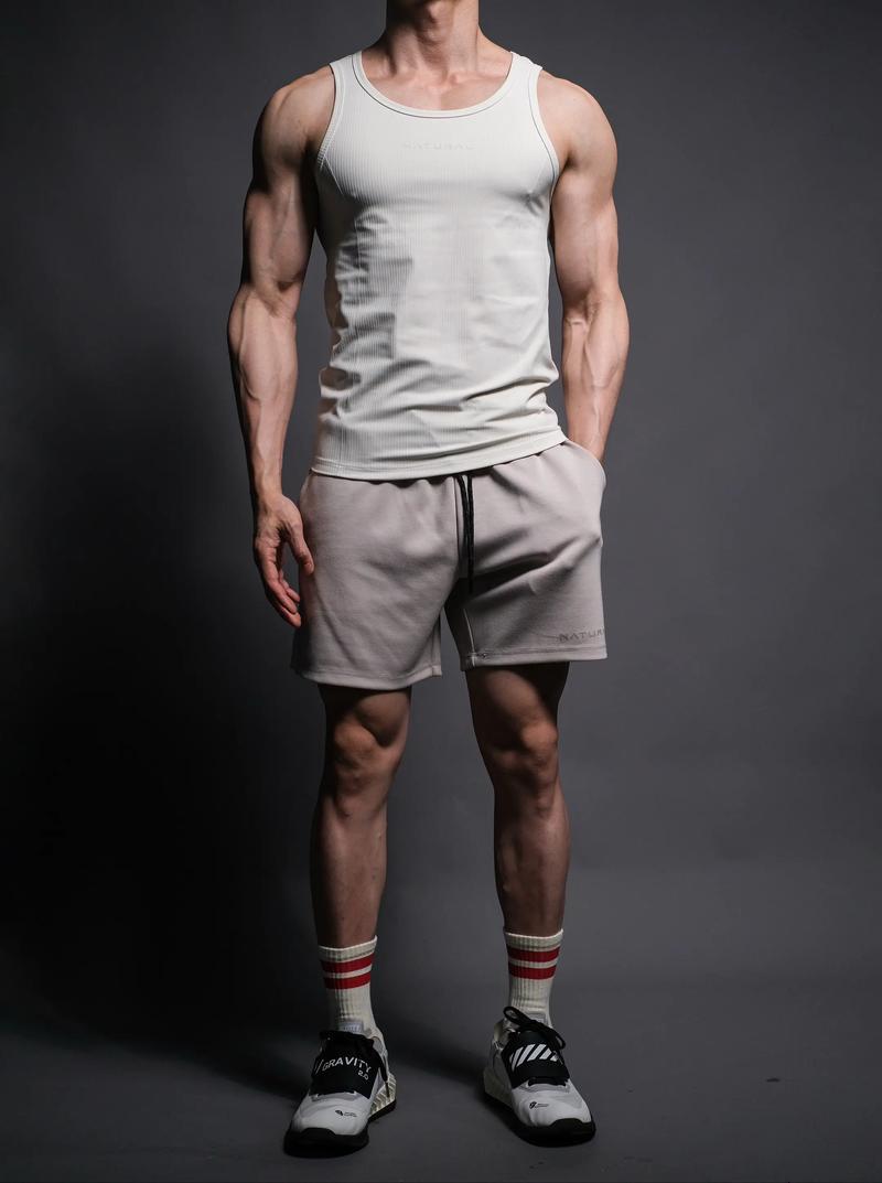 男生穿背心怎么搭配