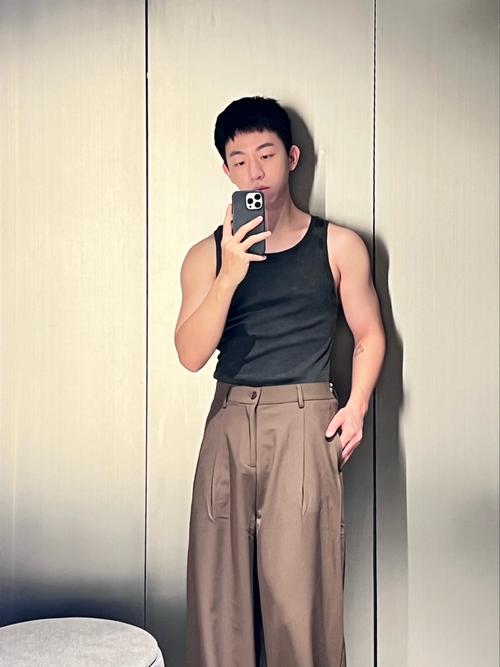 男生穿背心怎么搭配