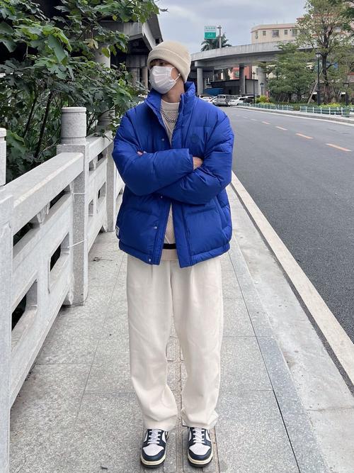男生宝蓝色外套怎么搭配