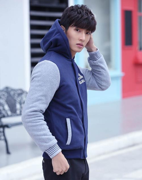 男生宝蓝色外套怎么搭配