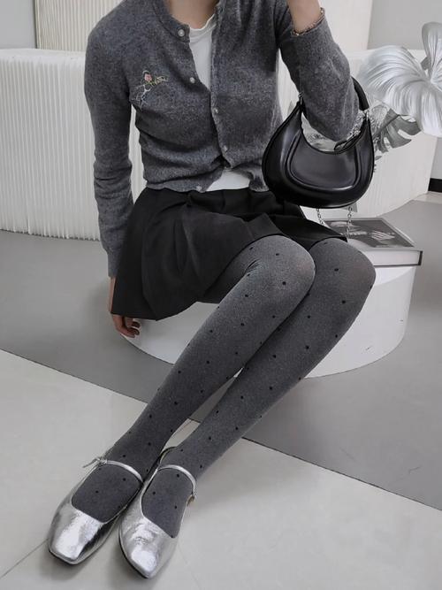 灰色的丝袜怎么搭配