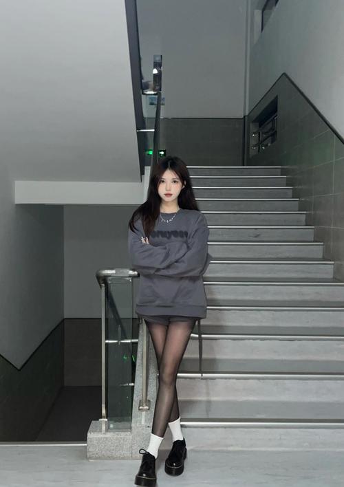 灰色的丝袜怎么搭配