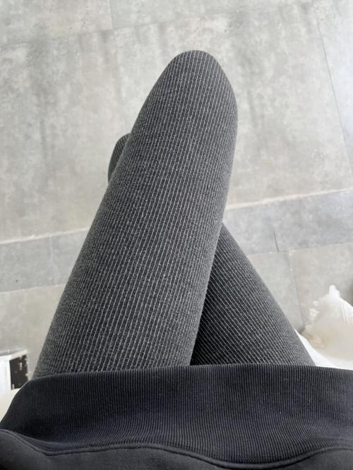 灰色的丝袜怎么搭配