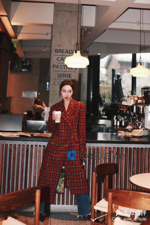 红色格子短款大衣怎么搭配图片