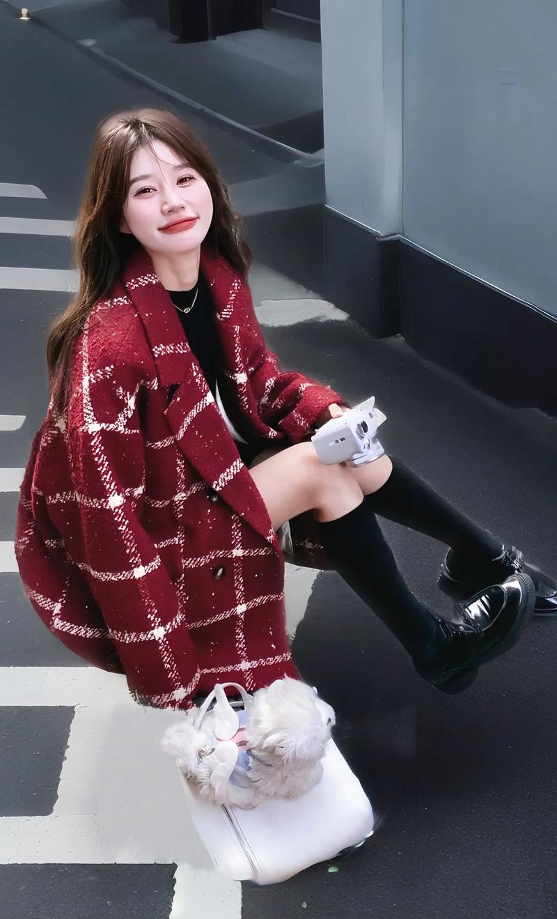 红色格子短款大衣怎么搭配图片