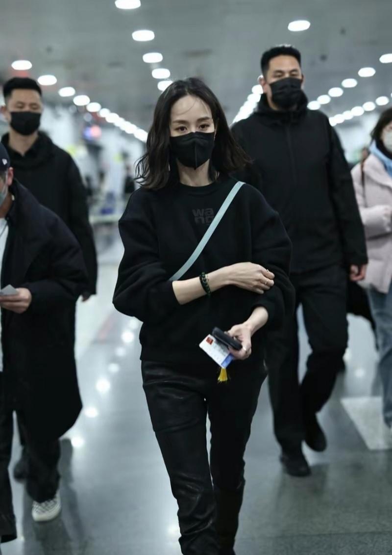 黑色中长卫衣怎么搭配