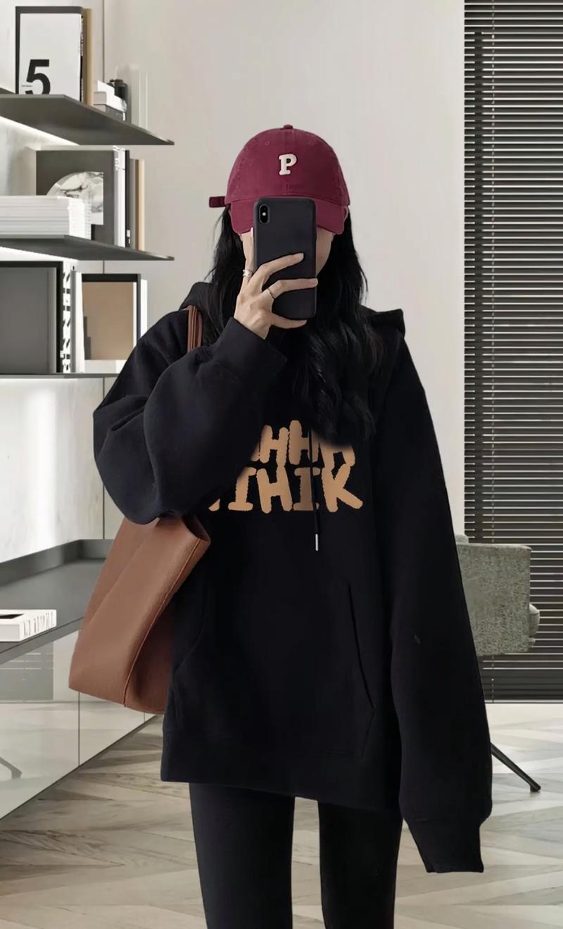 黑色中长卫衣怎么搭配