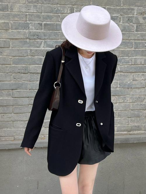 黑色西装怎么样搭配