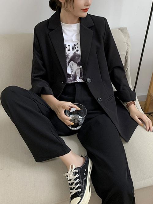 黑色西服外套怎么搭配