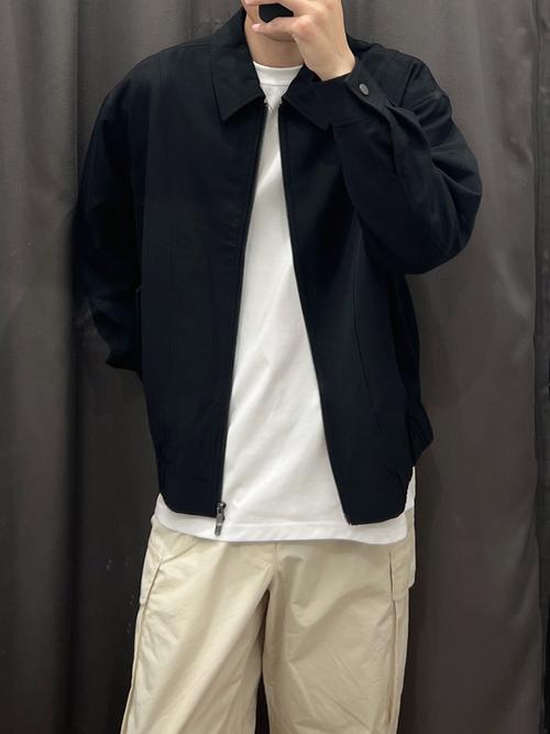 黑色夹克里面怎么搭配