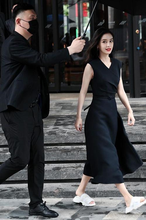 黑色长裙外面怎么搭配