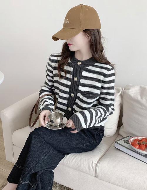 黑白条纹怎么搭配外套