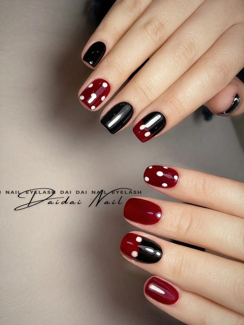 黑白红指甲油怎么搭配