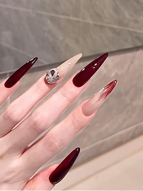 黑白红指甲油怎么搭配