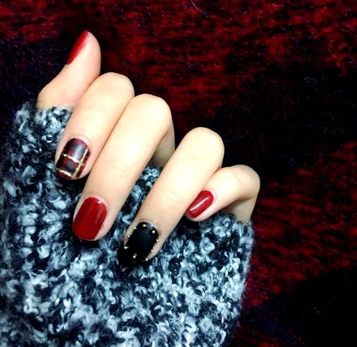 黑白红指甲油怎么搭配