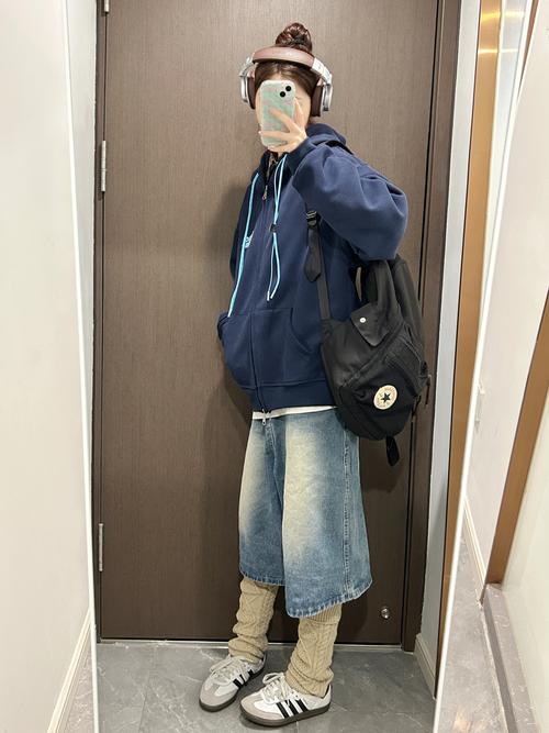 格子衬衫怎么搭配卫衣