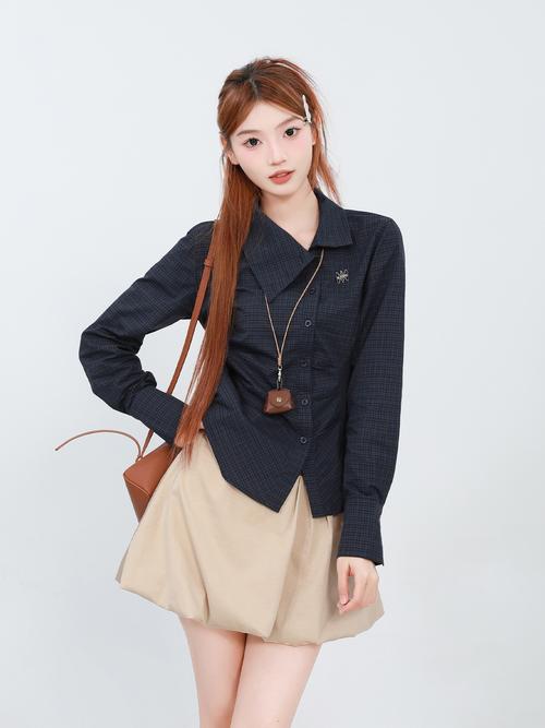 格子衬衫裙子怎么搭配外套