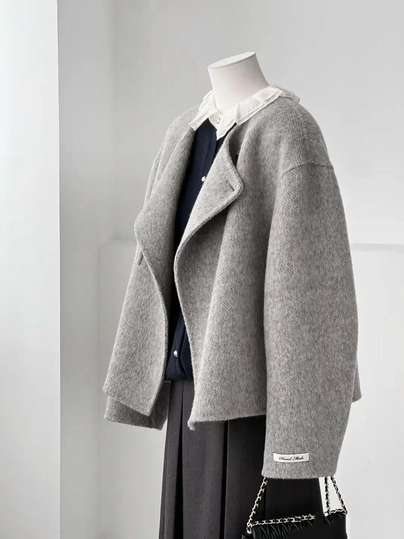 粉灰色大衣怎么搭配